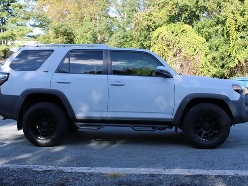 Used 2015 Toyota 4Runner SR5 image 24
