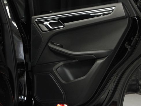 Certified 2021 Porsche Macan AWD/4WD image 15