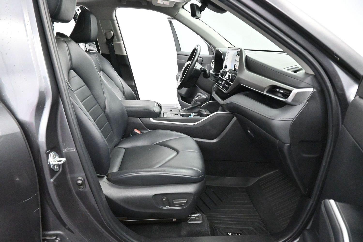 Used 2022 Toyota Highlander XLE FWD image 35