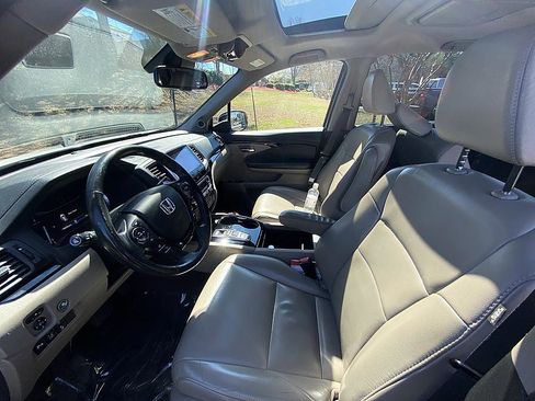 Used 2018 Honda Pilot Touring image 11