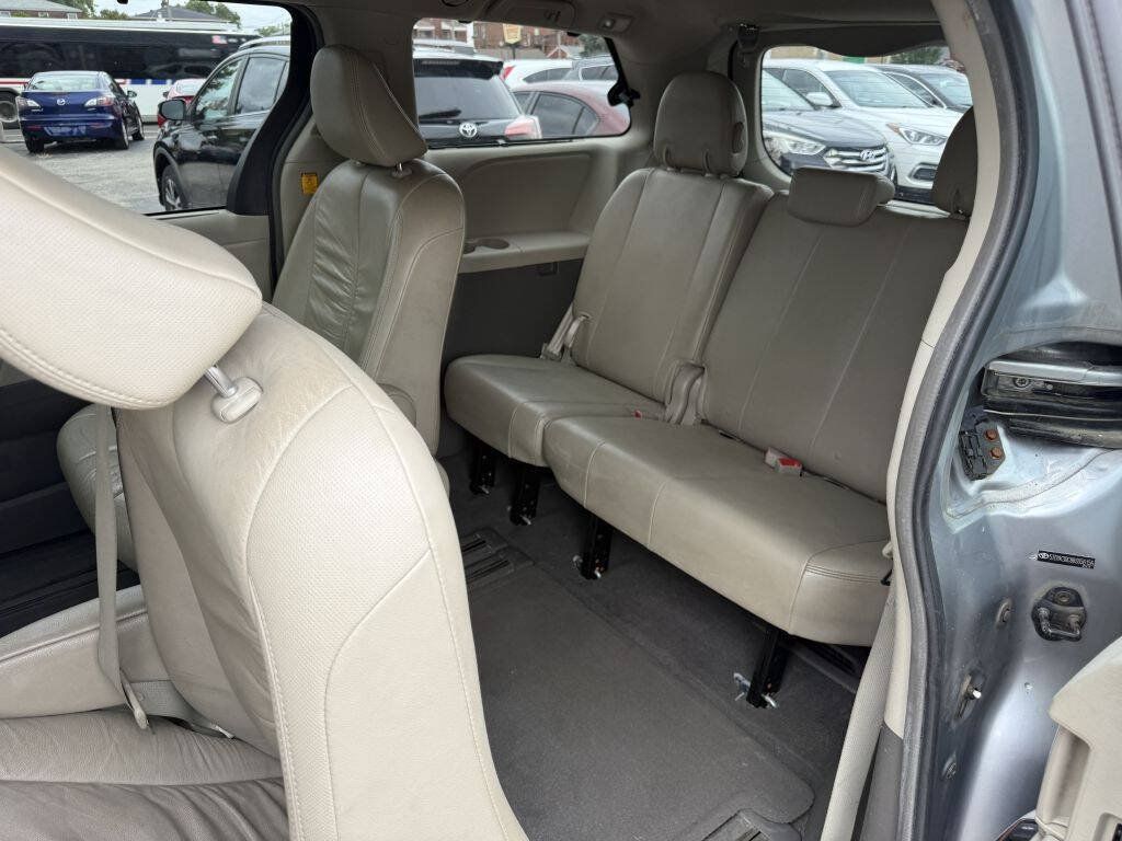 Used 2011 Toyota Sienna XLE w/ Entertainment Pkg FWD image 26
