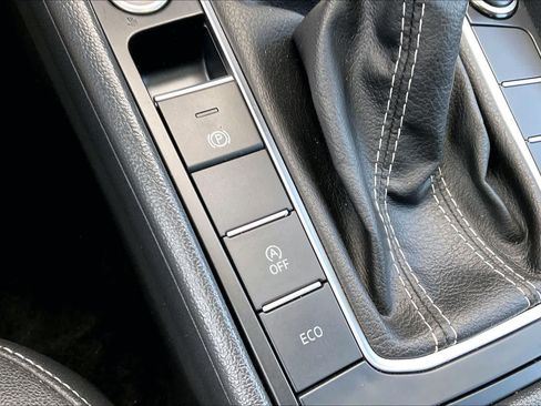 Used 2025 Volkswagen Jetta SE FWD image 32