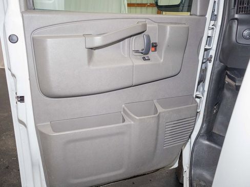 Used 2017 Chevrolet Express 2500 image 10