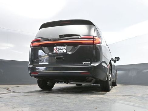 Used 2023 Chrysler Pacifica Touring-L w/ S Appearance Package AWD/4WD image 51