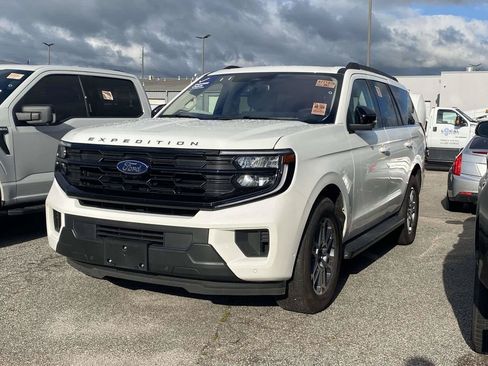 Used 2025 Ford Expedition Active RWD image 3