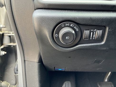 Used 2025 Chrysler Pacifica Select image 14