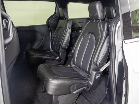 New 2026 Chrysler Pacifica Select FWD image 35