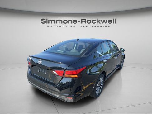 Used 2025 Nissan Altima 2.5 SV FWD image 4