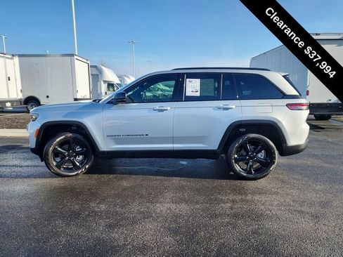 Used 2025 Jeep Grand Cherokee Limited w/ Luxury Tech Group II AWD/4WD image 5