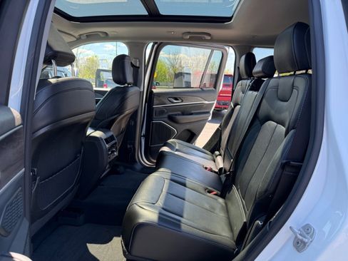 Used 2022 Jeep Grand Cherokee Limited image 17