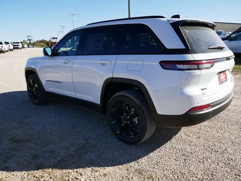 New 2025 Jeep Grand Cherokee Altitude image 6