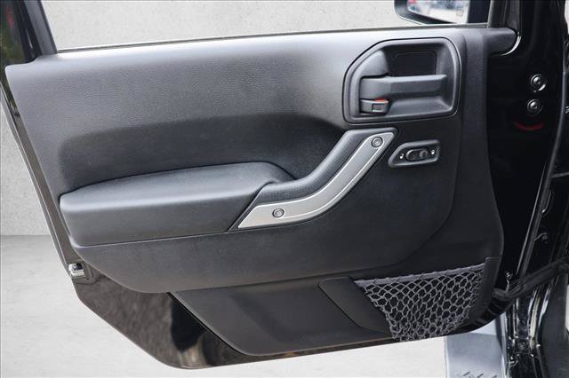 Used 2016 Jeep Wrangler Unlimited Sahara w/ Connectivity Group AWD/4WD image 12