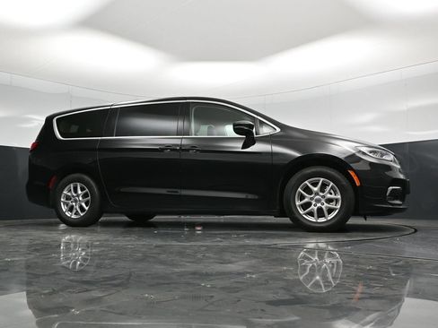 Used 2024 Chrysler Pacifica Touring-L FWD image 50