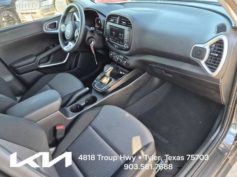 Certified 2025 Kia Soul LX w/ LX Technology Package FWD image 10