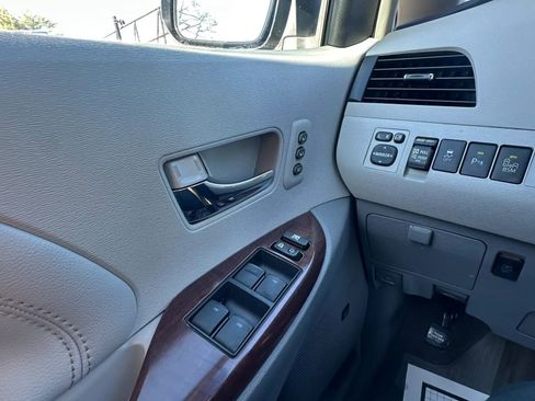 Used 2013 Toyota Sienna Limited w/ Premium Pkg image 15