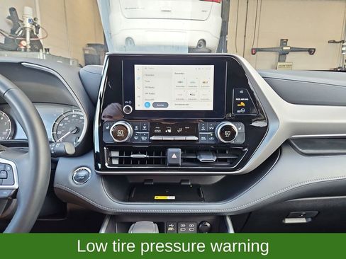 Used 2023 Toyota Highlander XLE image 16