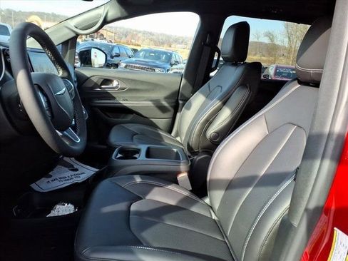 New 2026 Chrysler Pacifica Select image 7