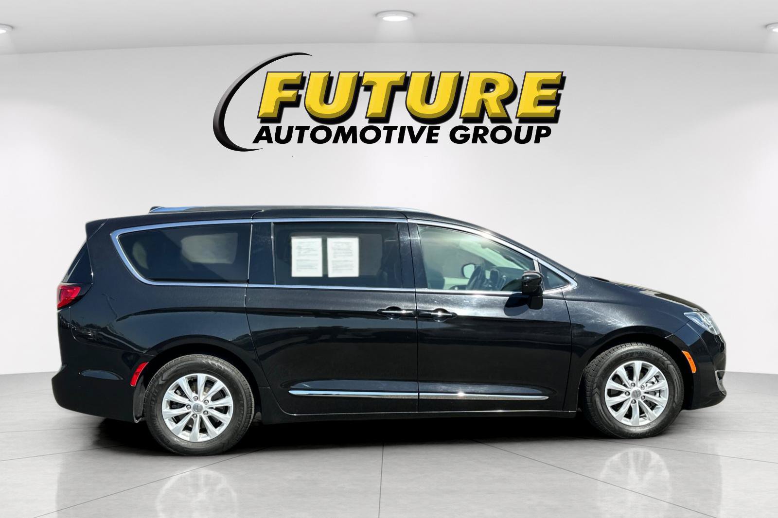Used 2019 Chrysler Pacifica Touring-L FWD image 2
