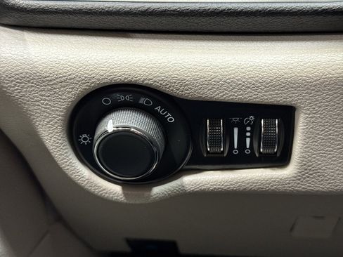 Used 2024 Chrysler Voyager LX image 33