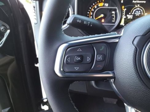 Used 2025 Jeep Wrangler Unlimited Sahara AWD/4WD image 17