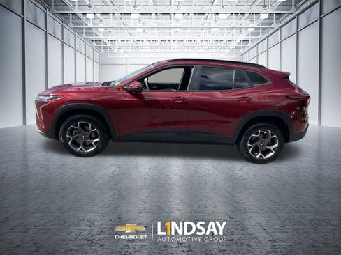 Used 2025 Chevrolet Trax LT FWD image 5