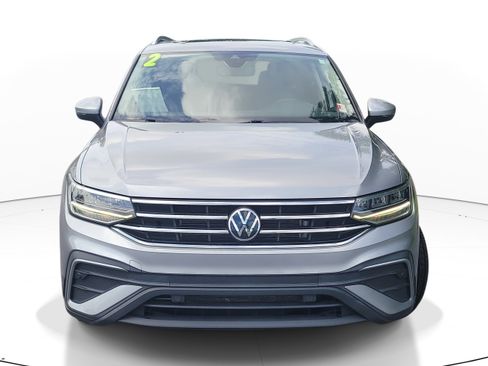 Used 2022 Volkswagen Tiguan SE w/ Panoramic Sunroof Package FWD image 2