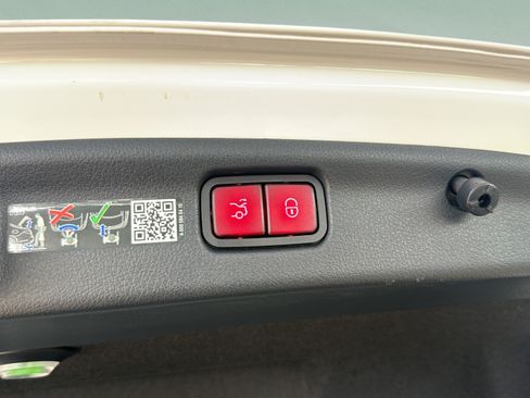 Used 2025 Mercedes-Benz C 300 Sedan image 25