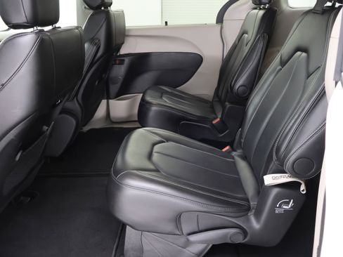 Used 2024 Chrysler Pacifica Touring-L image 34