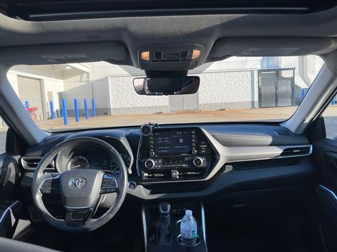 Used 2020 Toyota Highlander XLE FWD image 5