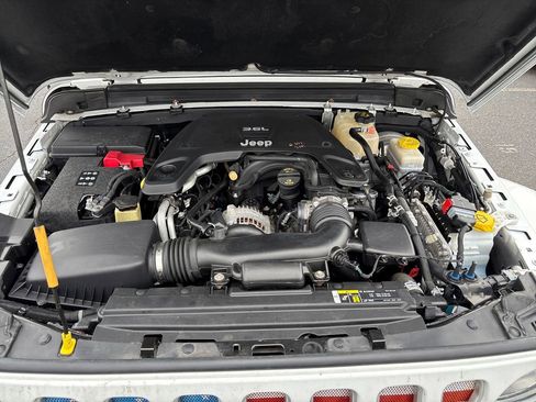 Used 2018 Jeep Wrangler Unlimited Sahara image 11