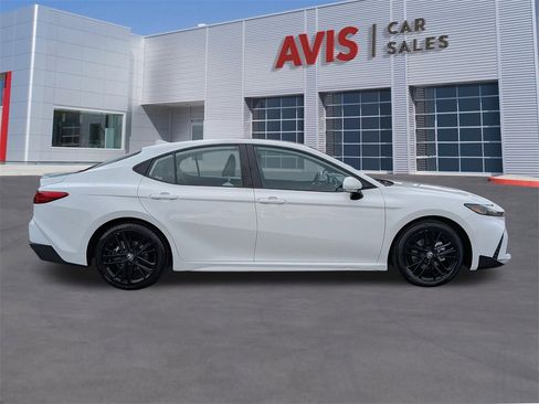 Used 2025 Toyota Camry SE image 5