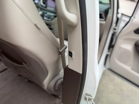 Used 2020 Chrysler Pacifica Touring-L FWD image 30