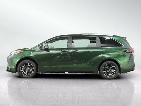 Used 2026 Toyota Sienna Platinum AWD/4WD image 2
