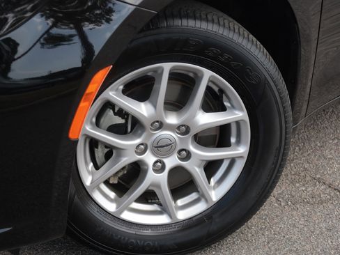 Used 2024 Chrysler Pacifica Touring-L FWD image 15
