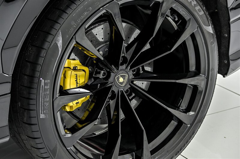 Used 2021 Lamborghini Urus AWD/4WD image 16