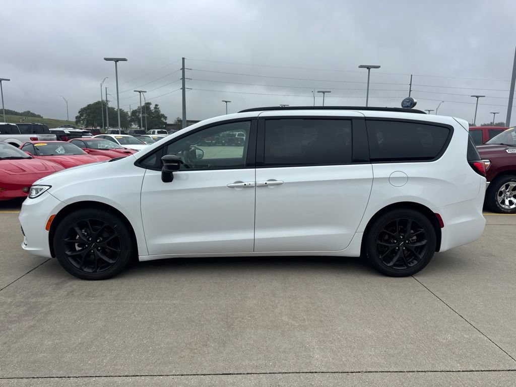 Used 2025 Chrysler Pacifica Limited FWD image 30