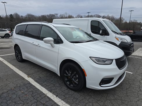 Used 2021 Chrysler Pacifica Limited w/ S Appearance Package image 1