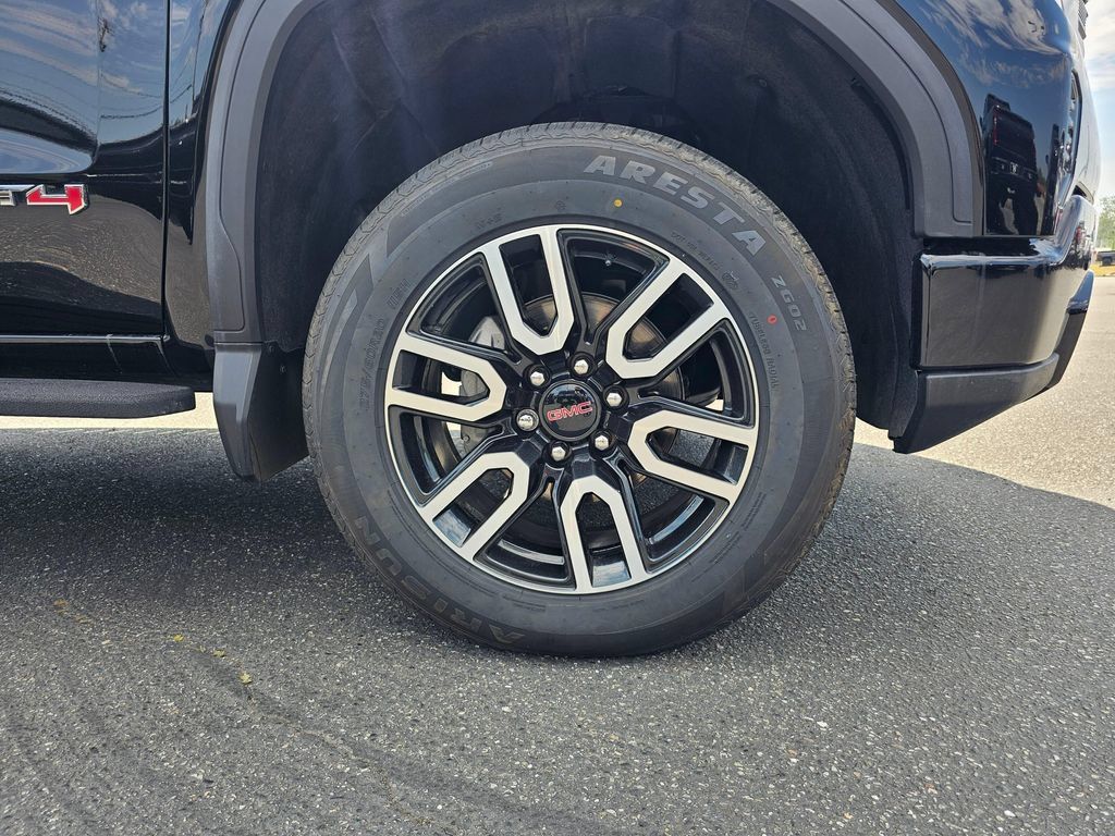 Used 2024 GMC Sierra 1500 AT4 w/ Technology Package AWD/4WD image 9