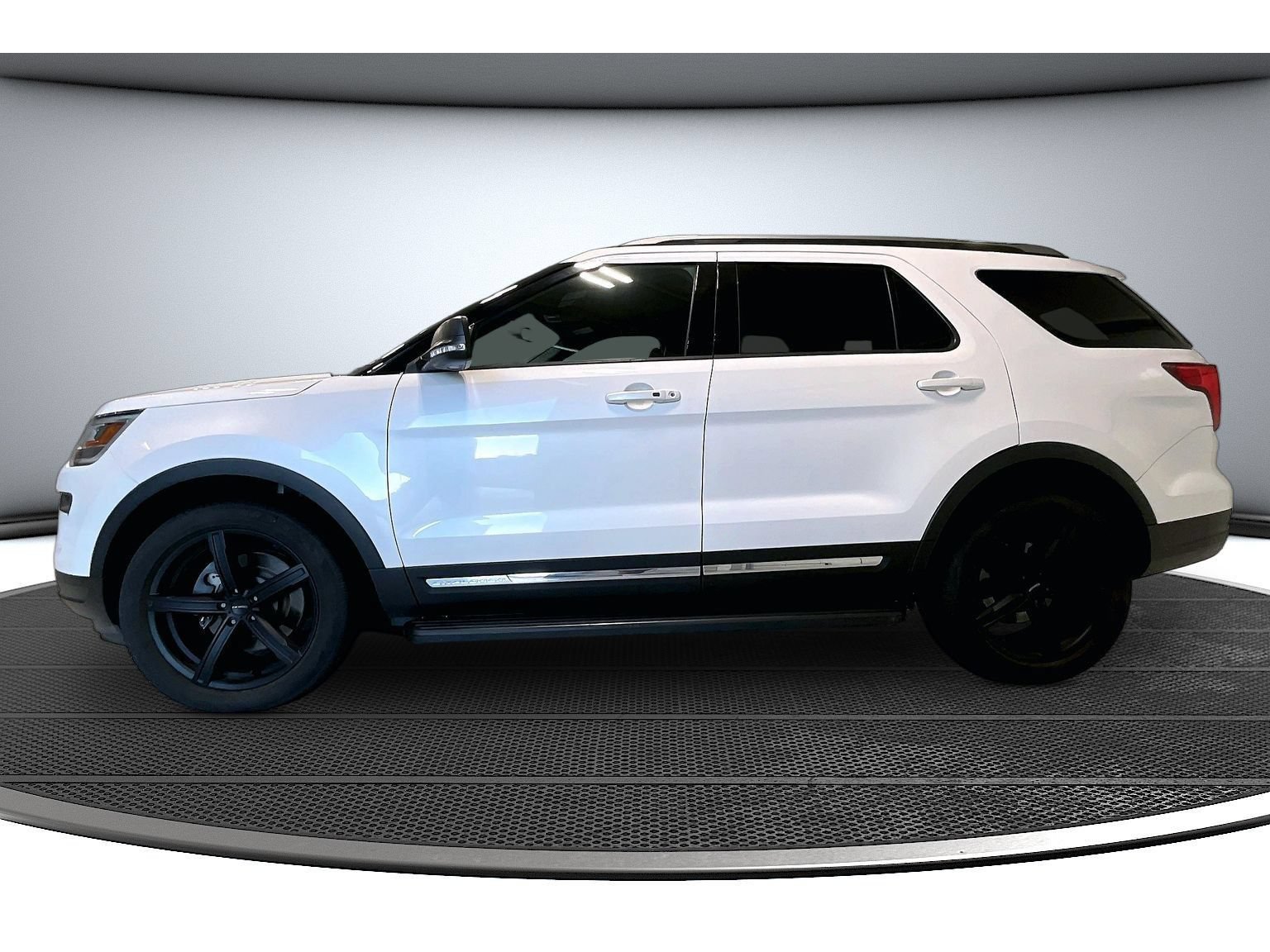 Used 2019 Ford Explorer XLT w/ Equipment Group 201A AWD/4WD image 16