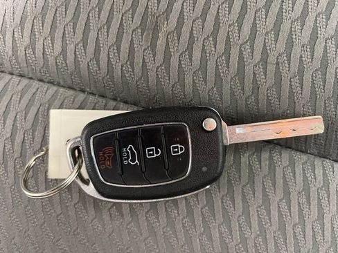 Used 2018 Hyundai Santa Fe SE image 17