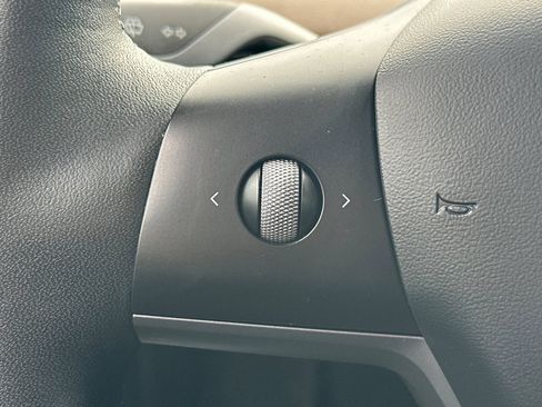 Used 2022 Tesla Model Y Long Range image 30