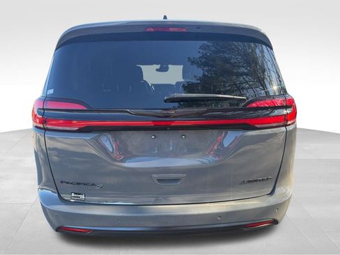 Used 2025 Chrysler Pacifica Limited image 4