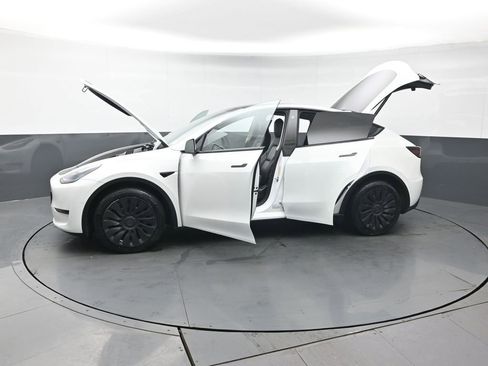 Used 2021 Tesla Model Y Long Range image 45