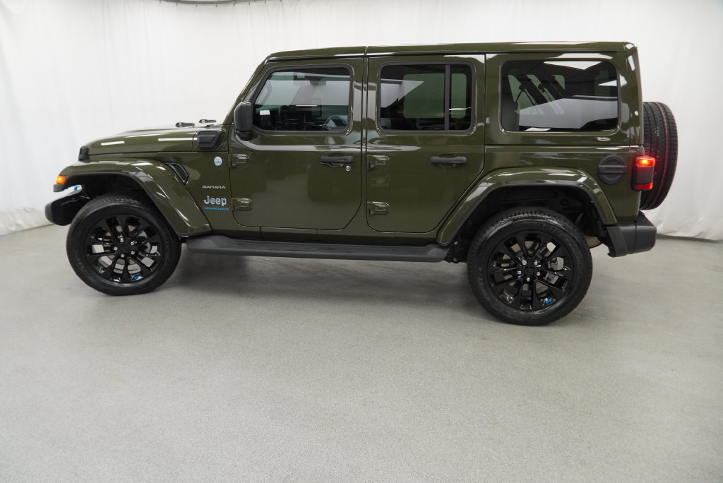 Used 2023 Jeep Wrangler Unlimited Sahara w/ Cold Weather Group AWD/4WD image 6
