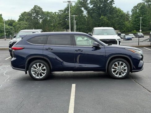 Used 2021 Toyota Highlander Limited AWD/4WD image 2