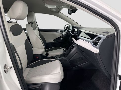 Certified 2025 Volkswagen Taos SE image 16