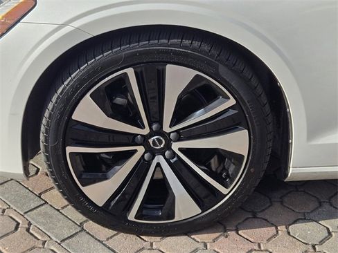 Used 2022 Volvo S60 B5 Momentum w/ Premium Package image 12