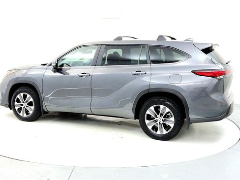 Used 2023 Toyota Highlander XLE image 4