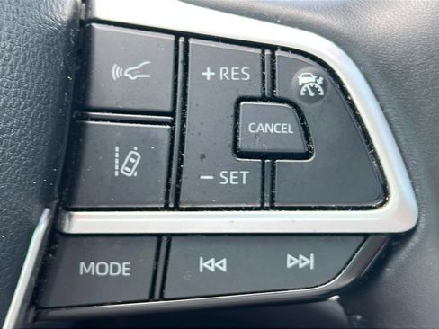 Used 2023 Toyota Highlander XLE FWD image 25