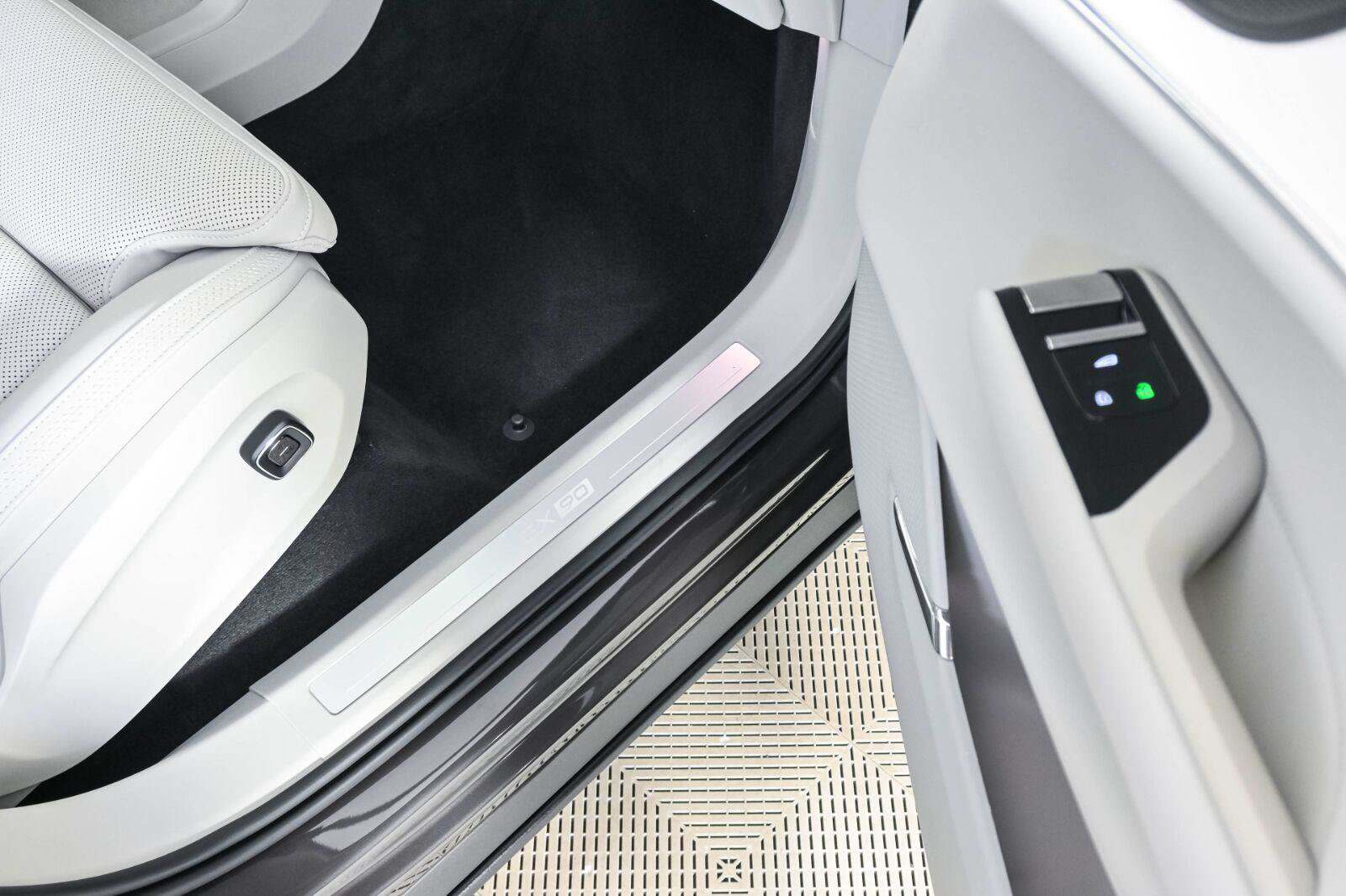 Certified 2025 Volvo EX90 Ultra AWD/4WD image 25